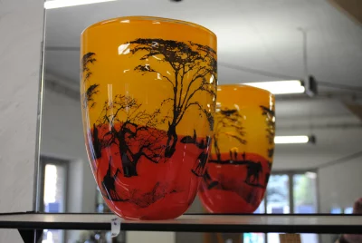 rot-orange Vase mit afrikanischer Landschaft