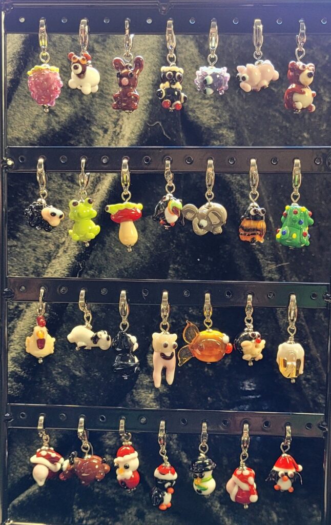 Charms mit Glasfiguren und Glastieren