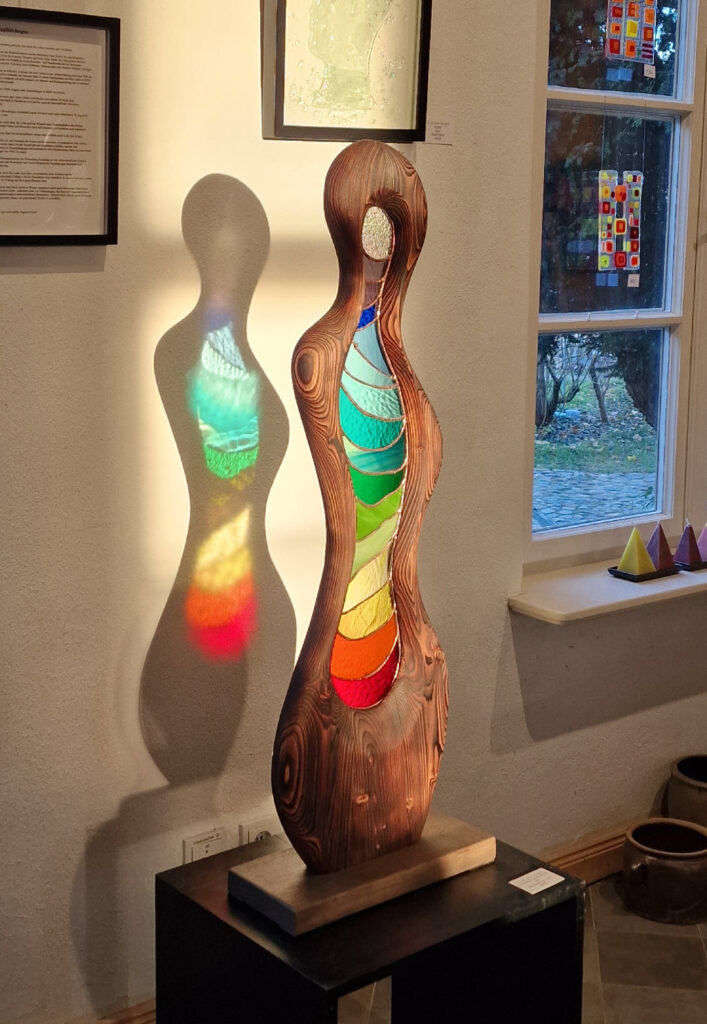 Figur - Holz umschließt Glas in Regenbogenfarben